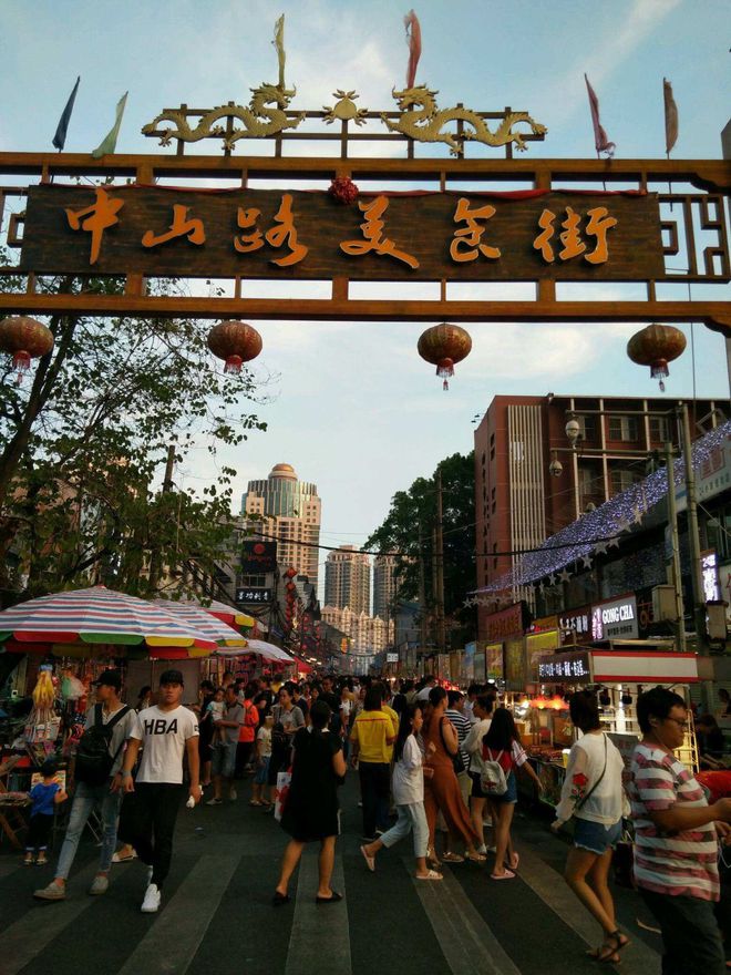 ng体育官网app下载中国最知名的十大美食街盘点去当地旅游千万别错过了(图6)