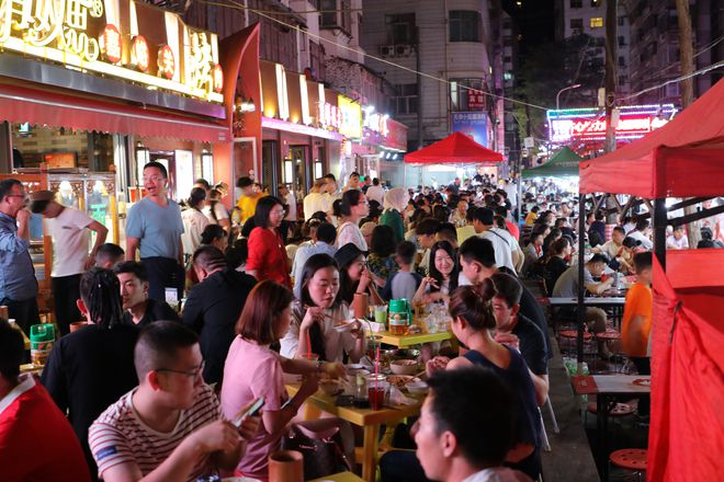 ng体育官网app下载中国最火爆的8条美食街特色小吃一天吃不完堪称吃货的天堂(图3)