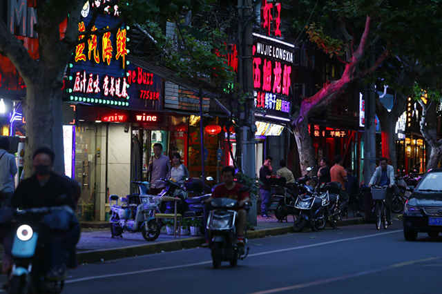 南宫ng体育老派店与网红风烟火气和人情味上海夜市最全攻略就在这！(图3)