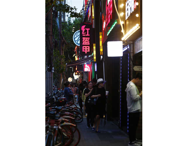 南宫ng体育老派店与网红风烟火气和人情味上海夜市最全攻略就在这！(图5)