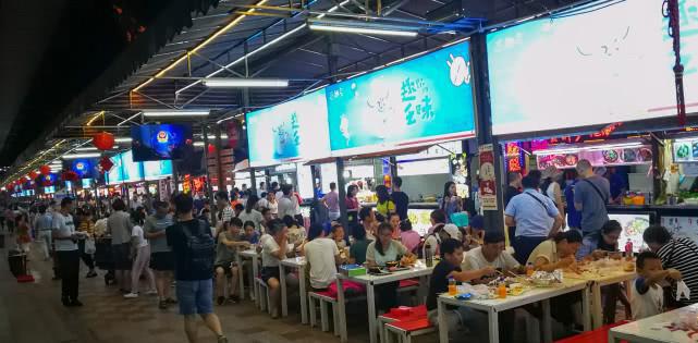 南宫ng体育贵阳人气最高的小吃街美食琳琅满目当地人和游客都来的地方(图1)